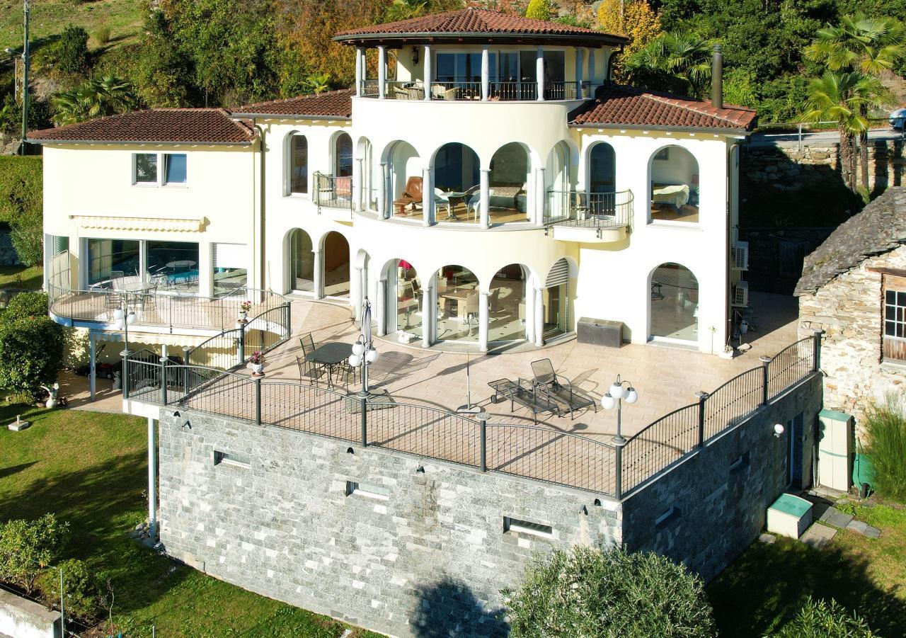 Mediterrane Villa mit Indoorpool und Traumblick Villa in der Schweiz