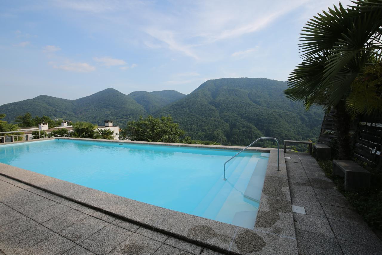 Sonnige, ruhige, geschmackvoll eingerichtete Terrassenwohnung mit grossem Swimming Pool