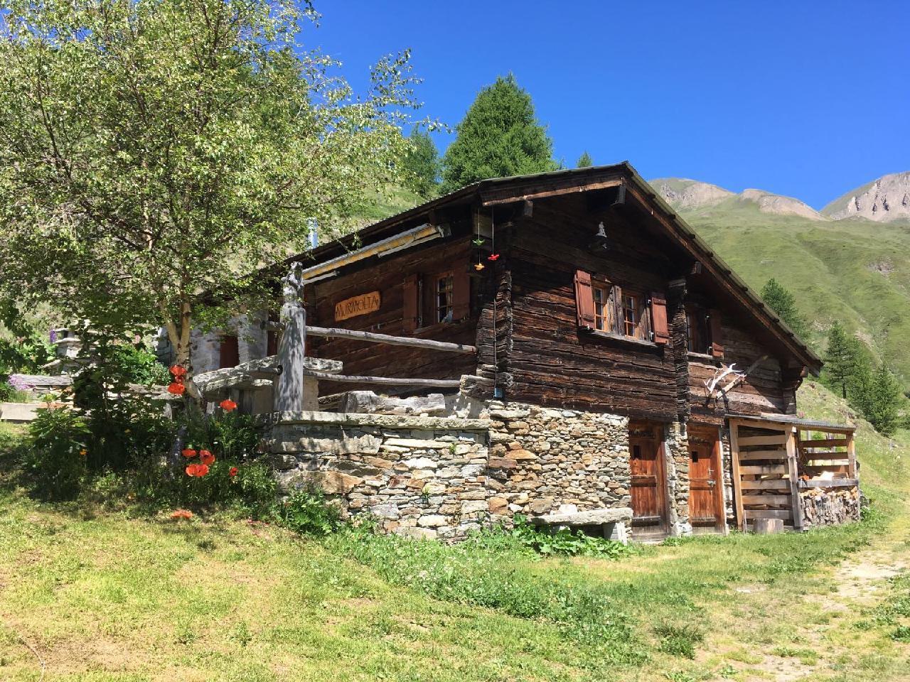 Alphütte Murmolta, auf der Sonnenterrasse im  Hütte 