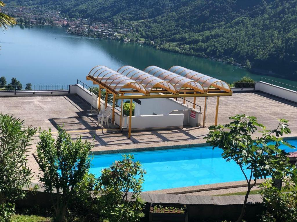 Exklusive Zweizimmerwohnung mit Pool und Seesicht Ferienwohnung in der Schweiz