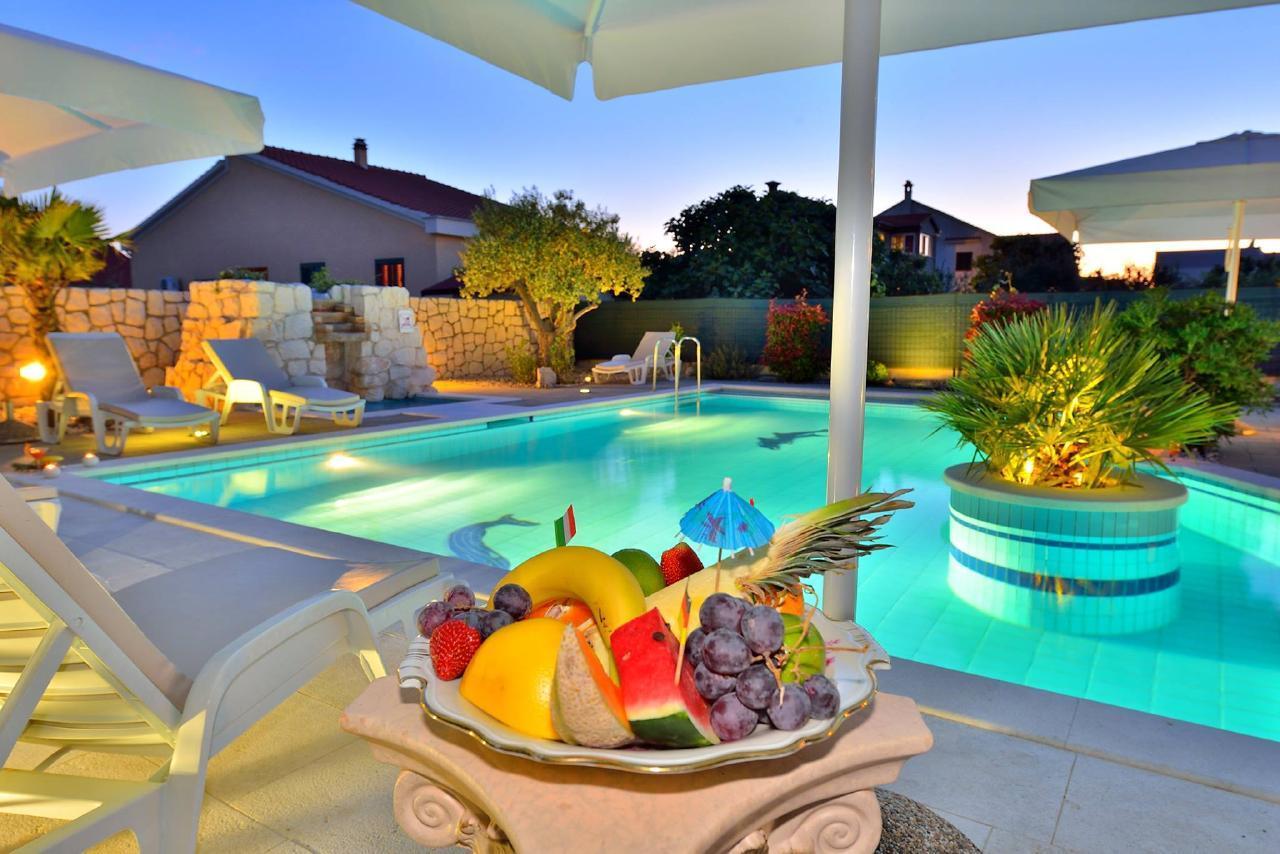 Villa Dalmatina mit Pool  für 4+1 Personen Ferienwohnung  Zadar